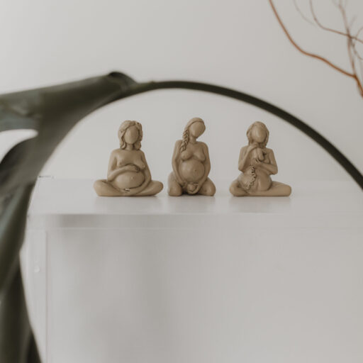 3 schwangere Figuren die gebären