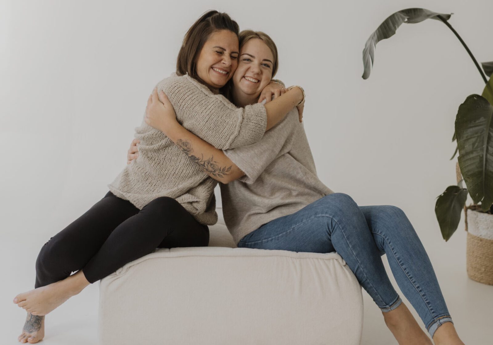 Zwei Freundinnen die sich umarmen