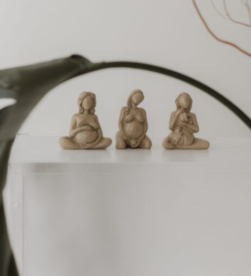 3 schwangere Figuren die gebären